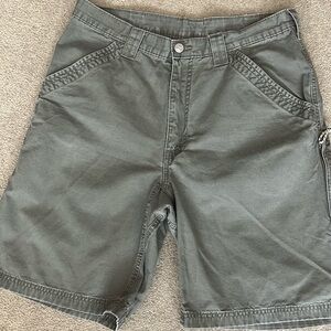Wrangler men’s gray/greenish shorts size 34